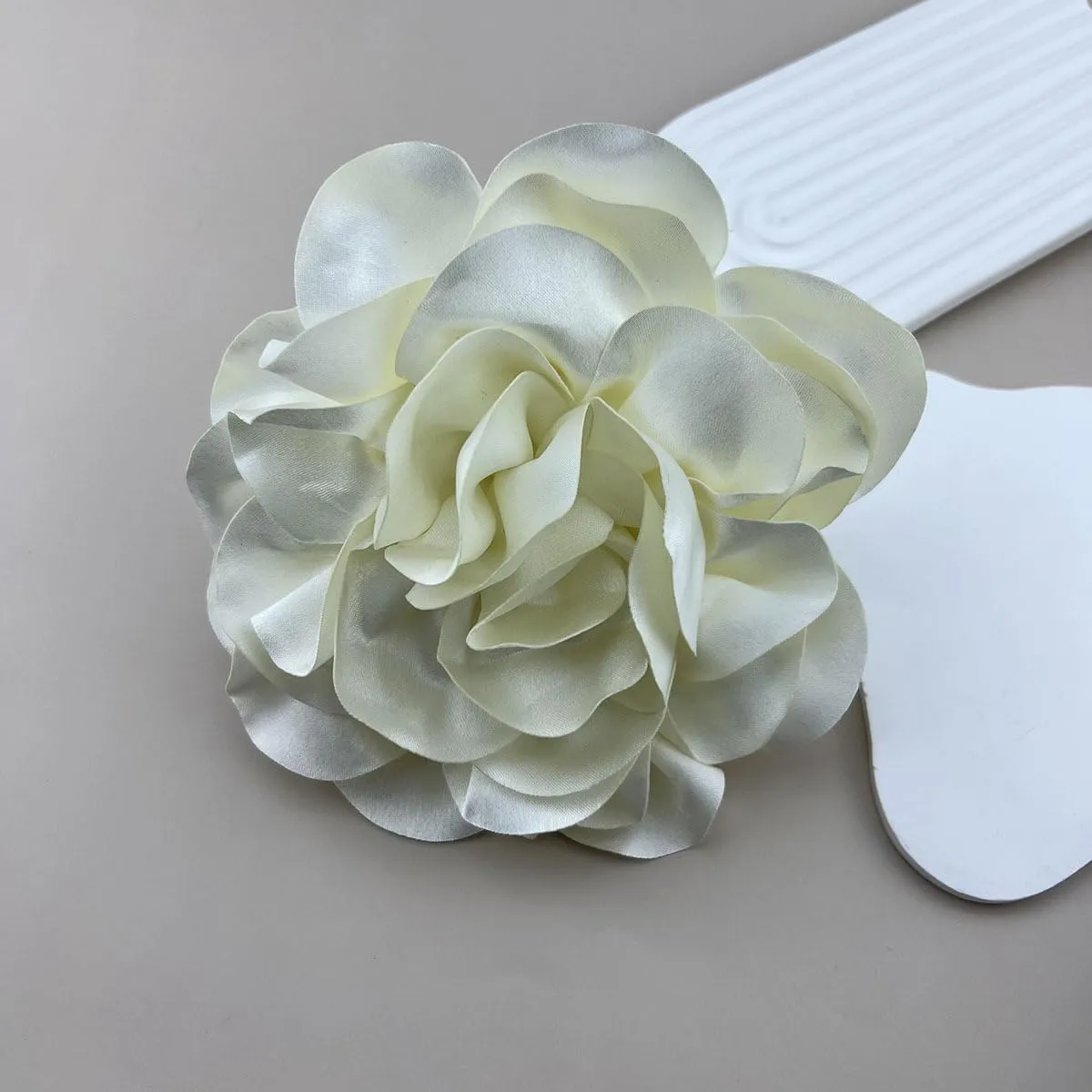 19mm Extra Large Rose Flower Brooches Lapel Pins Dainty Satin Fabric Brooches Big Camellia Flower Brooch Pin for Women Wedding Part Dance Clothes Accessories Jewelry