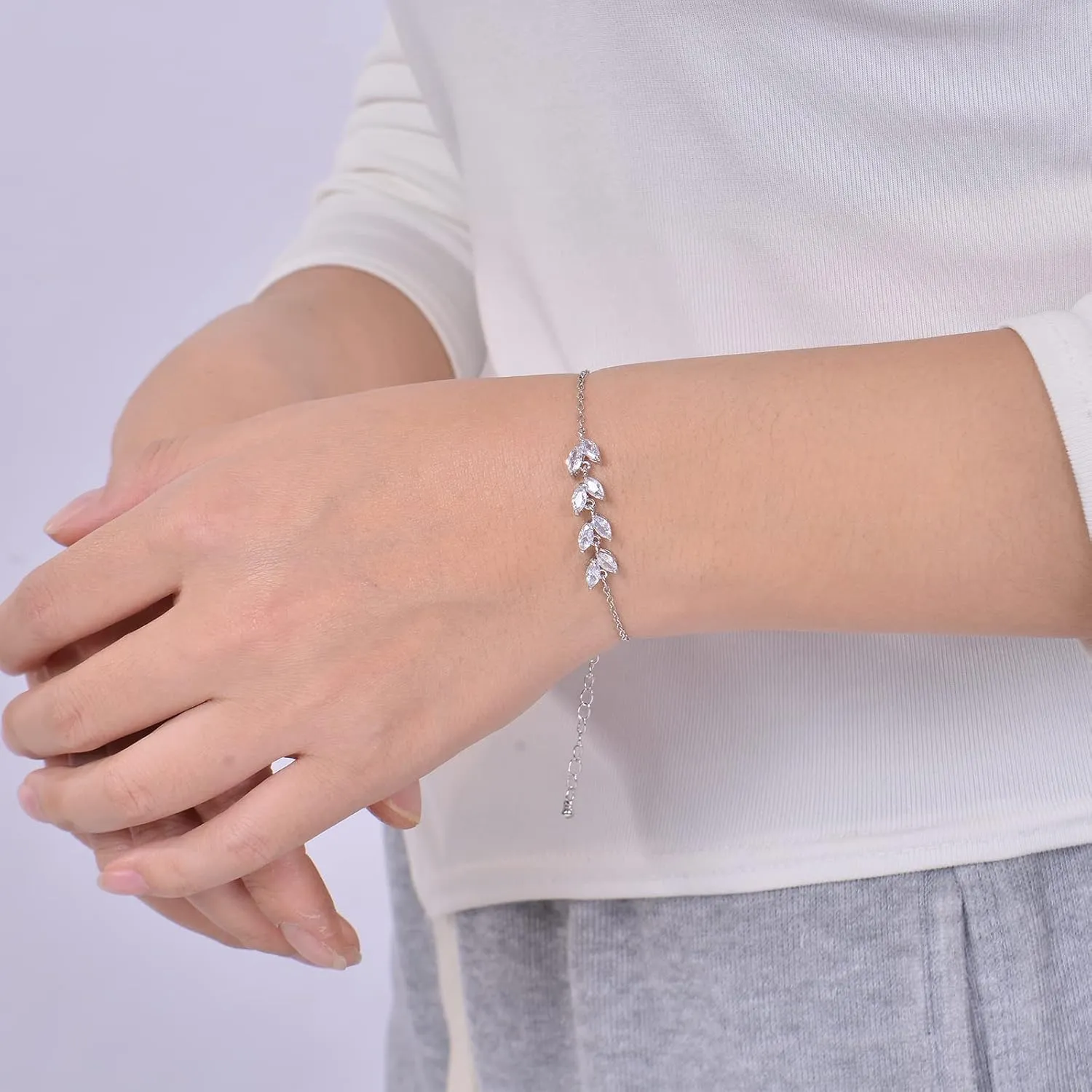 DHQH Bridesmaids Gift Set of 6 or 4 Bridesmaid Bracelet 18K Gold Plated Leaf Bracelet I Couldnt Tie a Knot Without You Wedding Bridesmaid Proposal Bracelets Jewelry Gifts for Women