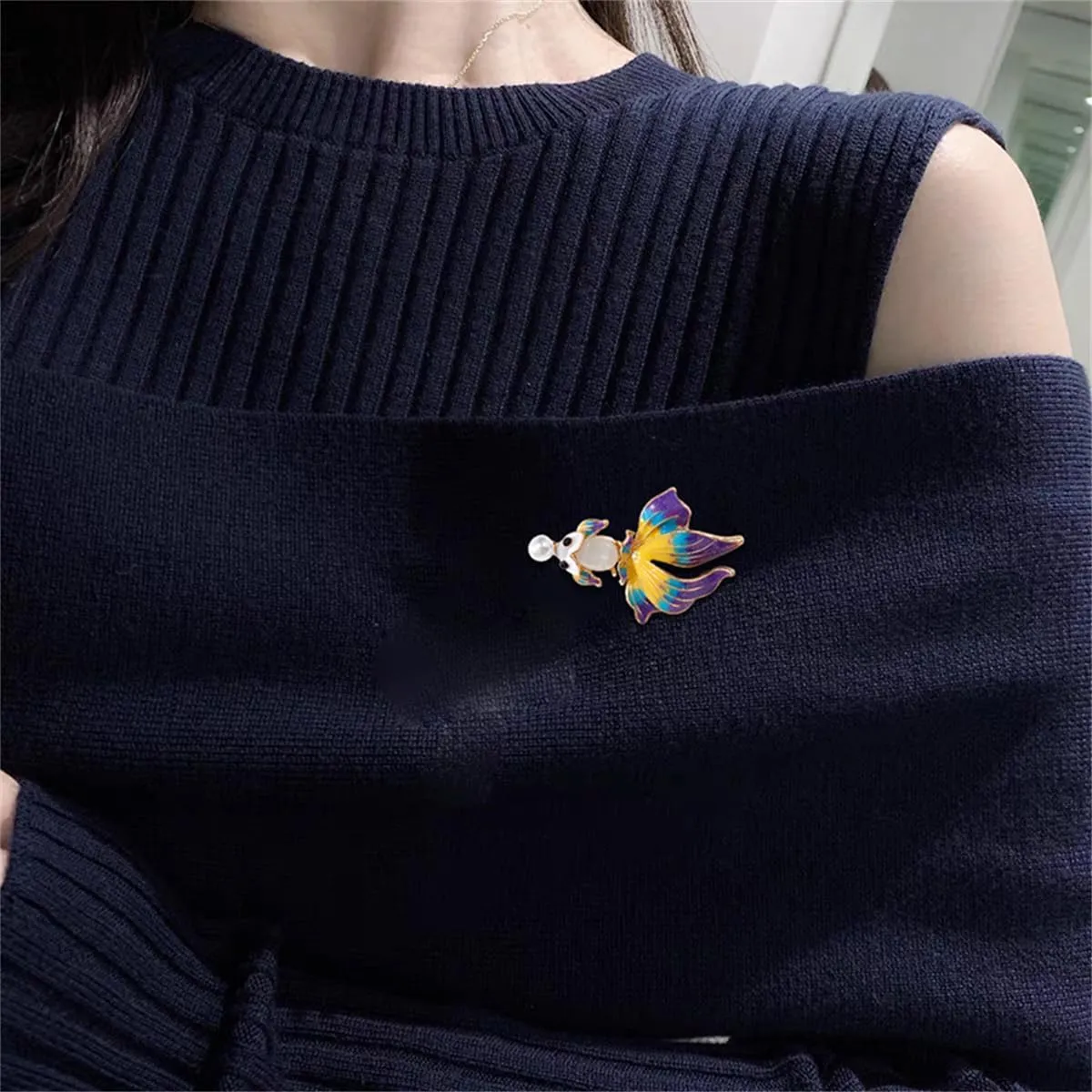 Enamel Goldfish Brooch Pin for Women Gold Plated Pearl Lucky Koi Carp Fish Brooches Lapel Pins White Cat Eye's Sequins Fish Animal Dress Accessories Fashion Cute Jewelry