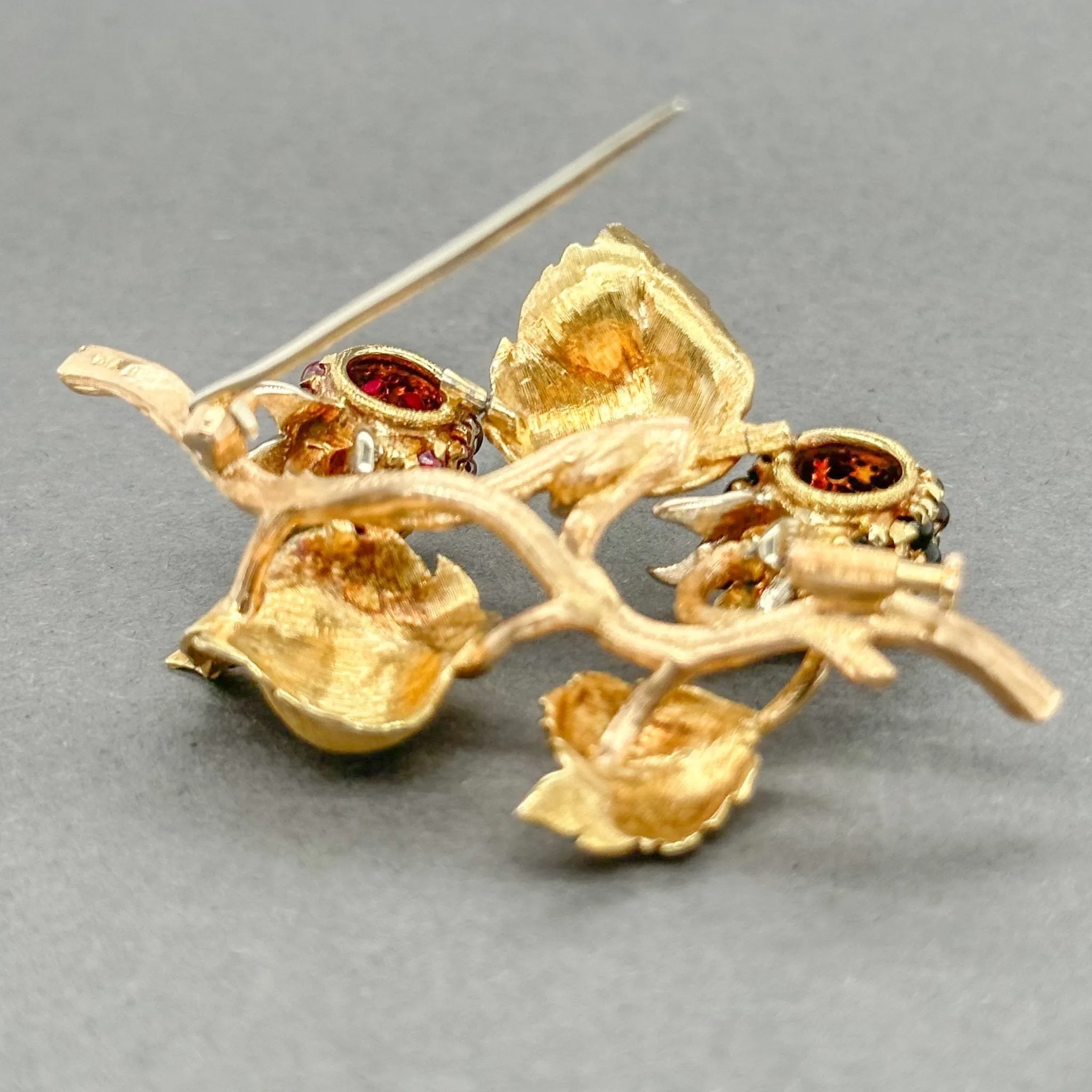 Estate Buccellati 18K Y Gold 5.12ctw Ruby & Sapphire Grape Brooch
